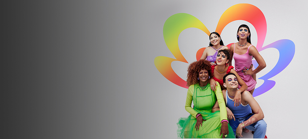 Fundo branco. À direita: símbolo da marca colorido, cinco modelos descontraídos e maquiados com tons multi coloridos..